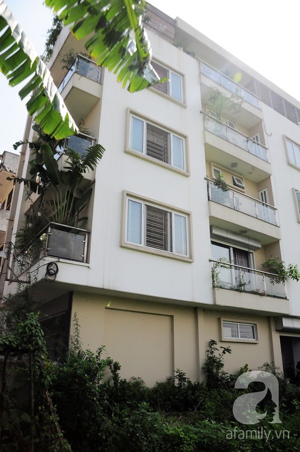 Cơ ngơi của gia đình Chi Pu khá hoành tráng, khang trang, nằm trong một con ngõ nhỏ của phường Xuân La, Hà Nội. Không gian sống của gia đình Chi Pu nổi bật bởi mặt tiền và xung quanh được phủ một màu xanh mát. Ảnh: Afamily.