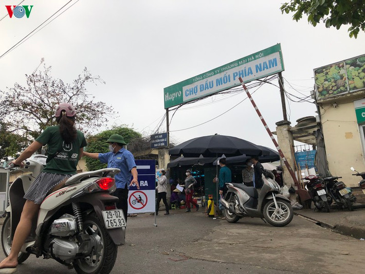 Đối với chợ đầu mối phía Nam (quận Hoàng Mai), người dân và các tiểu thương được nhân viên BQL chợ hướng dẫn, điều phối phương tiện để có thể xét nghiệm nhanh tại Phòng khám Đa khoa Lĩnh Nam (phía đối diện chợ).