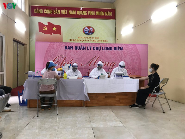 Nhân viên CDC Hà Nội lấy mẫu xét nghiệm nhanh Covid-19 cho người dân chỉ trong khoảng thời gian không quá 20 phút/mẫu.