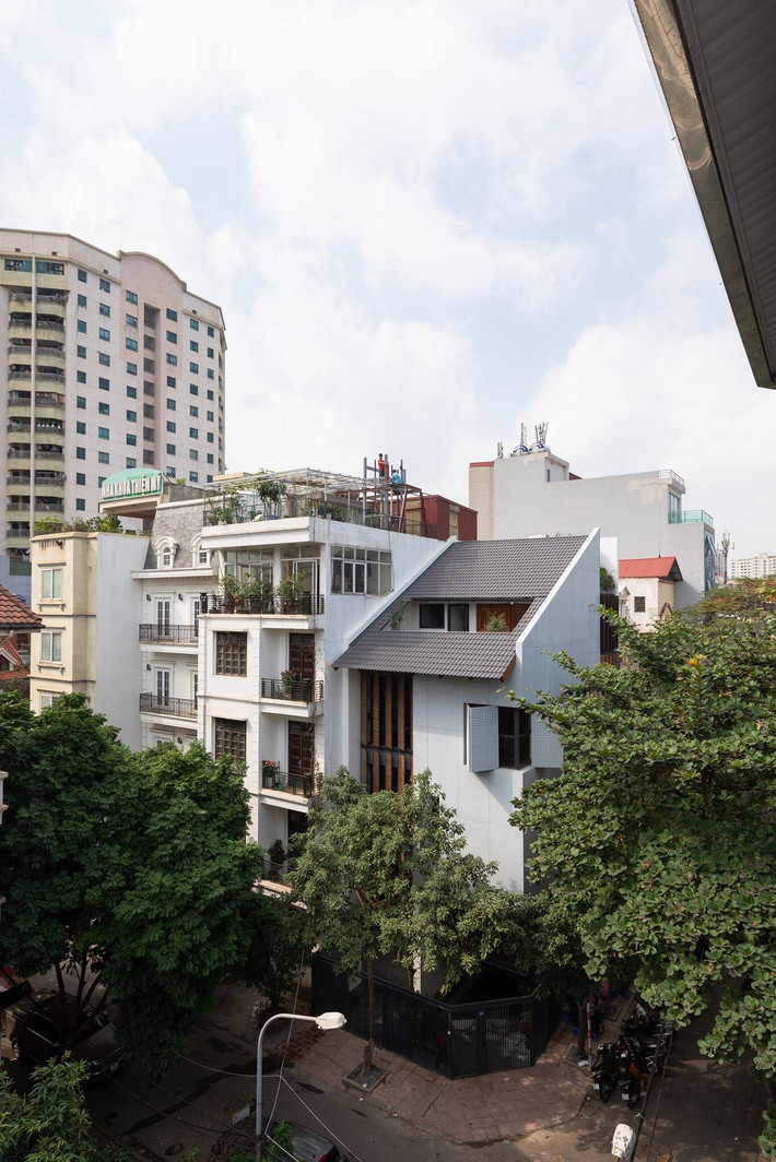Nằm tại góc ngã tư của một khu phố ở Hà Nội, Corner House là công trình cải tạo lại từ một ngôi nhà cũ.