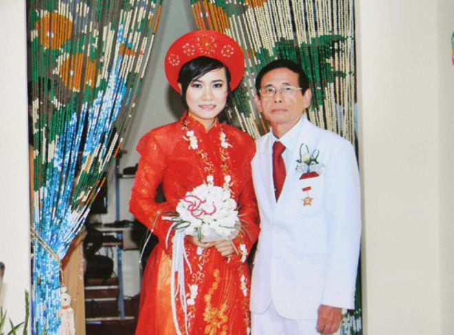 Đại gia Lê Ân (sinh năm 1938) - Chủ khu du lịch Chí Linh ( Bà Rịa - Vũng Tàu) từng xôn xao dư luận khi cưới vợ trẻ kém đến 54 tuổi.