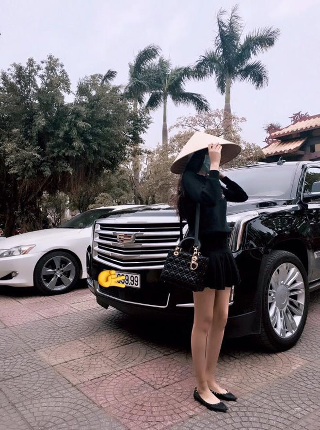 Kiều Yến chính thức "ra mắt" "Hội con nhà giàu Việt Nam" theo cách không thể ngoạn mục hơn: đội nón lá, ăn mặc giản dị nhưng xách túi hiệu và đứng bên chiếc xe Cadillac đẳng cấp.