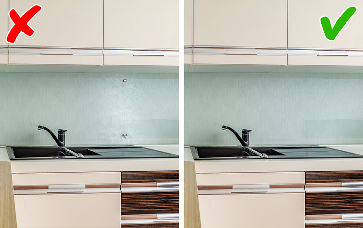 Kính chắn tường bếp giúp ngăn dầu mỡ bắn làm bẩn tường. Nhưng bụi bẩn sẽ bám sau các tấm kính và bạn không thể lau sạch. Bạn có thể thay thế kính bằng các loại gạch men, đá trang trí.