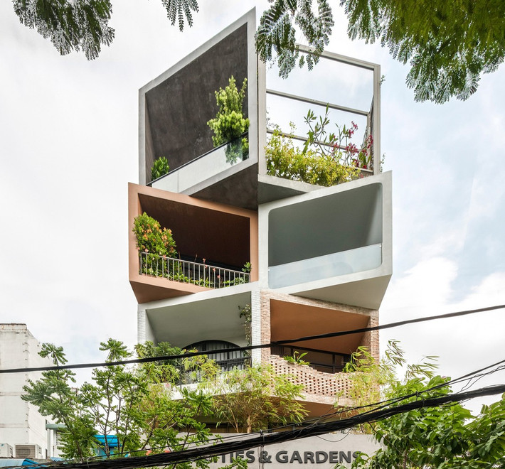 Tòa nhà được chia thành 2 phần liền kề nhau với thiết kế độc đáo.
