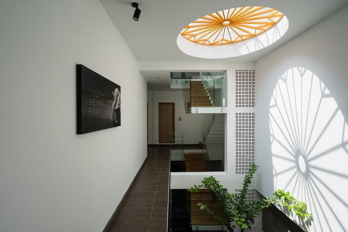 Nếu dưới giếng trời không phải là khu vực cố định như hồ cá, vườn cảnh mà là nơi qua lại thì không nên treo những chậu cây, treo đèn, vật trang trí to, nặng phía trên có thể gây nguy hiểm.