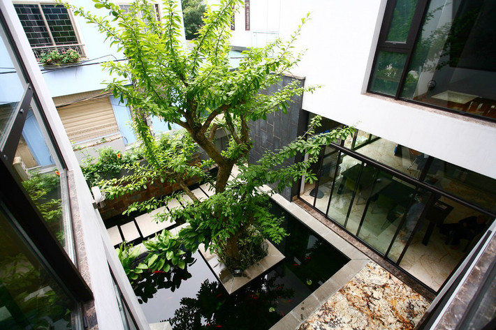 Giếng trời với hệ thống cây xanh hay đèn trang trí dày đặc có thể khiến việc bảo dưỡng, sửa chữa gặp nhiều khó khăn.