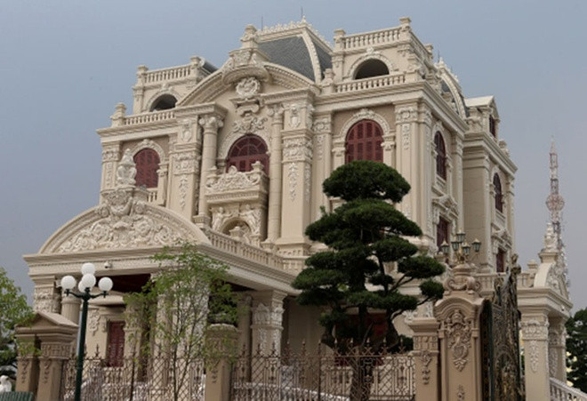 Biệt thự có tên Hải Sơn được xây dựng trên diện tích 2.700m2, trong đó, mặt sàn mỗi tầng là 300m2. Ảnh: Zing.