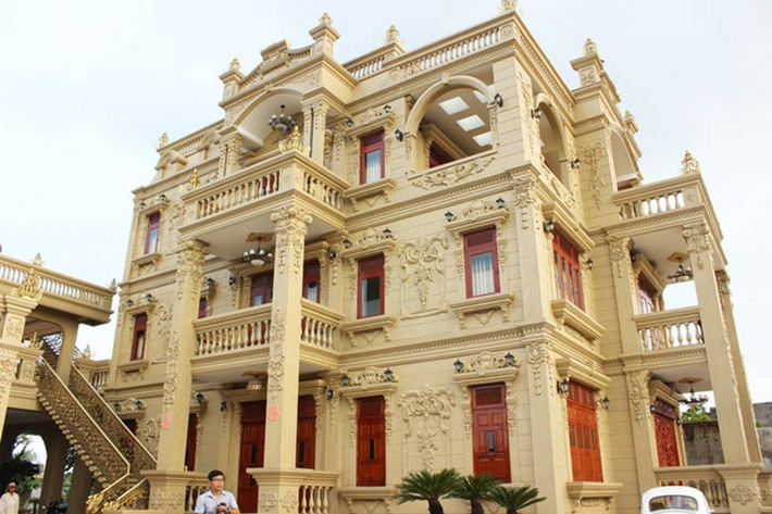 Nằm nổi bật trên Quốc lộ 51 (đoạn qua huyện Tân Thành, tỉnh Bà Rịa - Vũng Tàu), căn biệt thự dát vàng có tên Thiện Soi từng làm dậy sóng mạng xã hội. Ảnh: Internet.