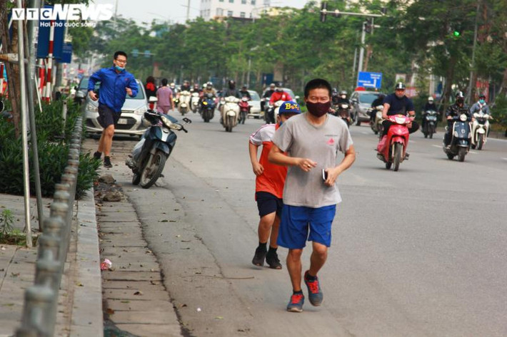 Vỉa hè đông đúc nên nhiều người chọn giải pháp chạy bộ dưới lòng đường.