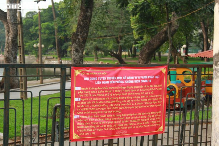 Trong thời gian cách ly toàn xã hội (1/4-15/4), các công viên, khu giải trí ở Hà Nội đồng loạt đóng cửa để phòng dịch COVID-19 lây lan. Các cổng vào của công viên Thống Nhất (Hai Bà Trưng) đều dán nội dung về xử phạt hành vi vi phạm pháp luật liên quan đến phòng, chống dịch.
