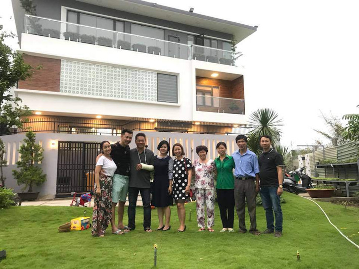Qua những hình ảnh Ốc Thanh Vân chia sẻ có thể thấy căn biệt thự có diện tích rộng với lối trang trí sang trọng với vườn cây xanh mướt và khoảng sân vui chơi rộng rãi.
