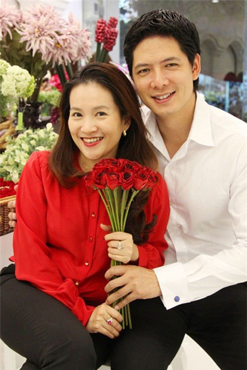 Bà xã Bình Minh được biết đến là người phụ nữ giỏi giang và hiểu biết rộng. Từ những năm 2002, chị đã làm cho những dự án tư vấn của Liên minh châu Âu về ngành khách sạn và đi huấn luyện cho các khách sạn mới mở.