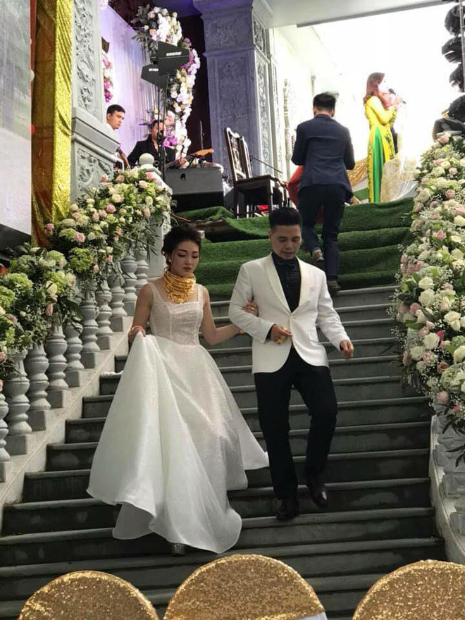 Lâu đài tổ chức đám cưới là nơi Hương sinh và lớn lên. Rạp cưới được dựng và trang trí mất khoảng 1 tuần, tiền chụp ảnh cưới hết chừng 200 triệu đồng. Ảnh: Yan.