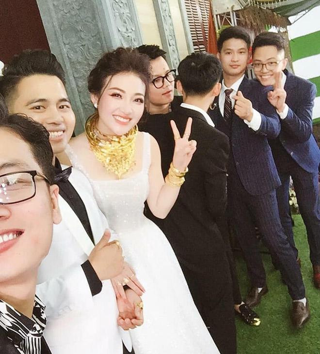 Đầu năm 2019, dư luận xôn xao trước đám cưới hoành tráng ở Nam Định khi cô dâu được bố mẹ ruột trao 200 cây vàng và 2 sổ đỏ làm của hồi môn. Ảnh: Khám phá.