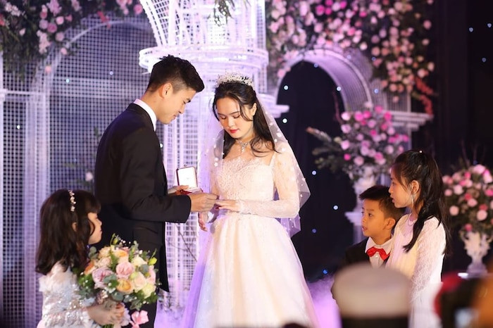 Ngoài ra, đám cưới của cặp đôi sử dụng đến 500 nghìn viên pha lê cao cấp để trang trí. Chú rể Duy Mạnh cũng chơi trội với việc mua rất nhiều bông hồng được chuyển từ Đà Lạt rồi Hà Lan về Hà Nội, phục vụ cho lễ cưới. Ảnh: Saostar.