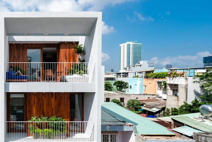 Nằm trong một khu phố nhỏ ven biển tại TP.Đà Nẵng, cách bãi biển Mỹ Khê chừng 500m, ngôi nhà cao 4 tầng được tổ chức không gian thành hai phần riêng và chung.