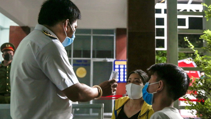 Theo quy định của ga, những hành khách có mức thân nhiệt cao hơn mức cho phép đều phải huỷ vé. Lực lượng y tế và cơ quan chức năng làm việc tại ga tàu đã giải thích lý do và yêu cầu những người này khai báo y tế.