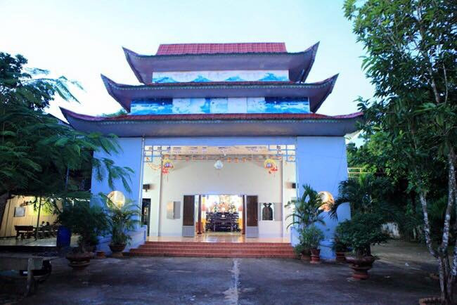 Là người có tấm lòng nhân ái, Phi Nhung nhận nhiều đứa trẻ mồ côi làm con nuôi. Nữ ca sĩ bỏ tiền xây dựng một ngôi nhà tại Bình Phước.