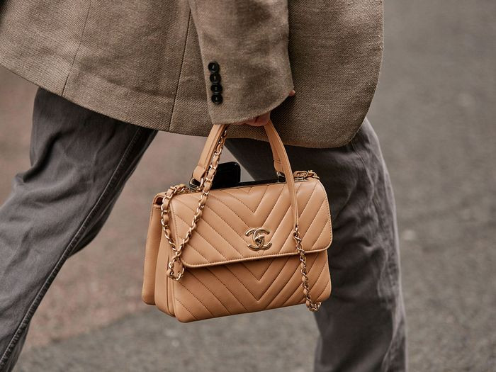Thương hiệu Chanel cũng vậy. Họ cất giấu bộ sưu tập quần áo may sẵn và các phụ kiện vào kho trong suốt 2 năm.