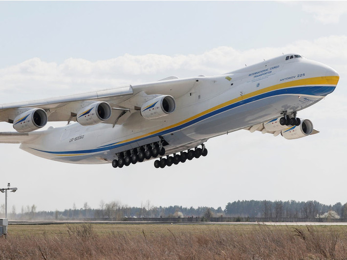 Chiếc máy bay vận tải lớn nhất thế giới Antonov An-225 Mriya vừa được sử dụng để chuyên hàng hóa cần thiết trong đại dịch Covid-19.