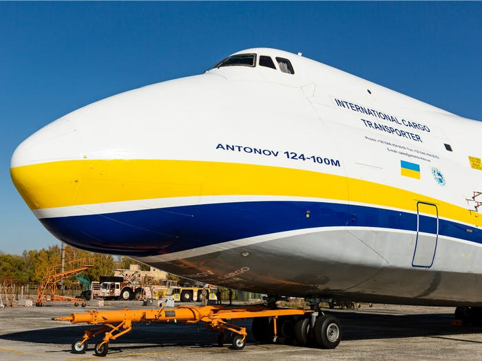An-225 Mriya được phát triển từ An-124 Ruslan - một máy bay chở hàng bốn động cơ có thiết kế tương tự.