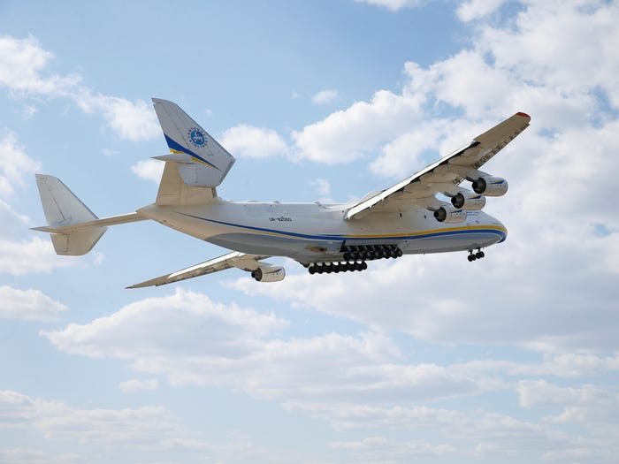 Antonov An-225 Mriya vận chuyển từ Trung Quốc các mặt hàng thiết yếu trong đại dịch Covid-19 đến châu Âu, chẳng hạn như khẩu trang, bộ xét nghiệm, và các thiết bị bảo hộ cá nhân.