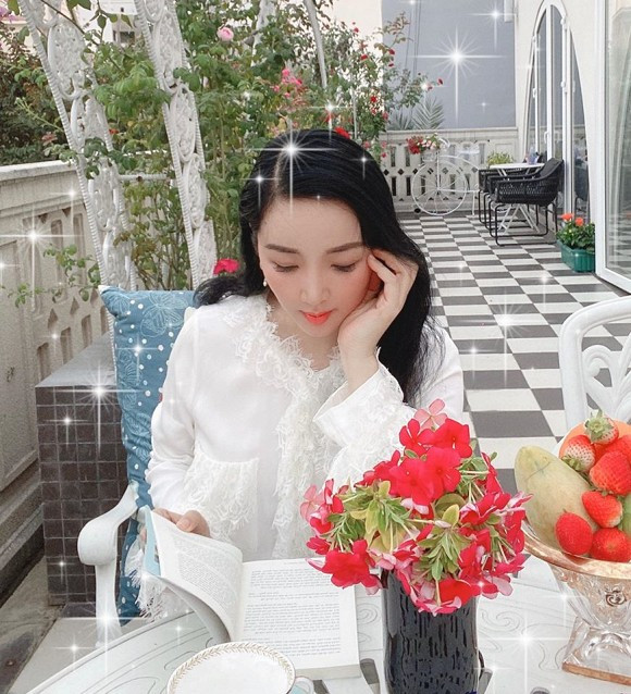 Hoa hậu Đền Hùng Giáng My hiện không còn tham gia nhiều hoạt động showbiz mà chủ yếu tập trung kinh doanh. Người đẹp có cuộc sống đáng mơ ước ong căn biệt thự màu trắng trị giá hàng triệu USD ở quận 2.