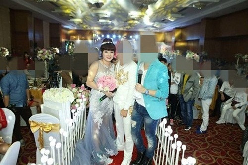 Trên mạng xã hội, cặp vợ chồng này thường xuyên chụp ảnh, tỏ ra vô cùng thân thiết với hàng loạt ngôi sao giải trí... Ảnh: Baosuckhoecongdong.