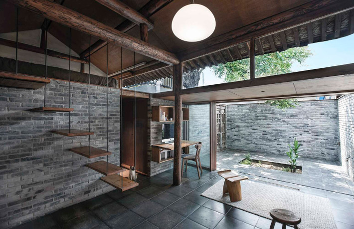 Phần lớn nội thất trong nhà đều làm từ gỗ địa phương với chất liệu nâu sậm.