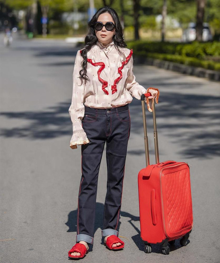 Thực chất, đây là đôi dép hiệu Bottega Veneta có giá 1310 USD (khoảng 30 triệu đồng). Ảnh: 2sao.
