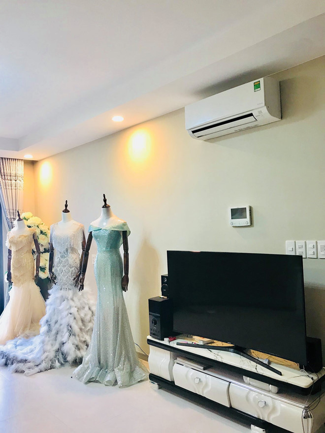Lâm Khánh Chi và chồng hiện sống trong một căn hộ cao cấp trị giá 5 tỷ đồng tại quận 4. Đây là nơi ở tạm của cô trong thời gian biệt thự chính được sửa sang.