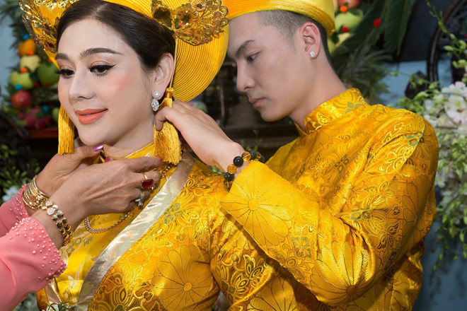 Trong lễ cưới, giọng ca chuyển giới được mẹ chồng đeo tặng 6 chiếc kiềng vàng, một dây chuyền vàng, một vòng tay lớn bằng vàng và đôi hoa tai gắn kim cương.