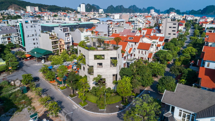 Căn biệt thự mang hình dạng ngũ giác với tường bê tông xám mộc mạc.