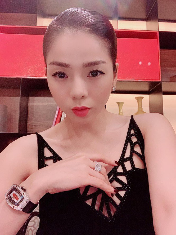 Một trong những chiếc đồng hồ đắt tiền của Lệ Quyên đến từ thương hiệu Richard Mille giá hơn 4 tỷ đồng, đi kèm với nhẫn kim cương được định giá hơn 3 tỷ đồng.