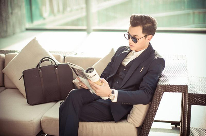Thiếu gia Hà thành này từng là du học sinh ở Mỹ với thành tích học tập khá tốt. Hiện, anh đã về Việt Nam tiếp tục thừa kế công việc của gia đình.