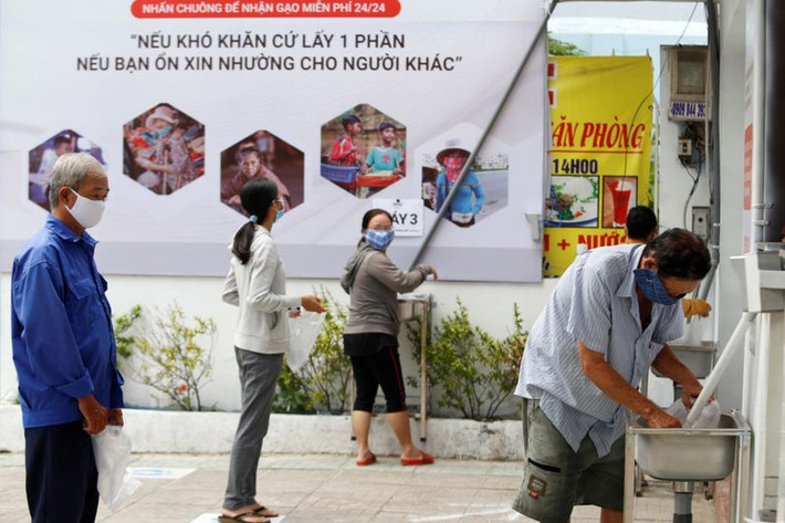 Tờ CNN bình luận, ATM phát gạo miễn phí nghe có vẻ như khó tin, nhưng lại được đặt trên khắp Việt Nam để giúp đỡ những người khó khăn trong mùa Covid-19. Ảnh: Reuters.