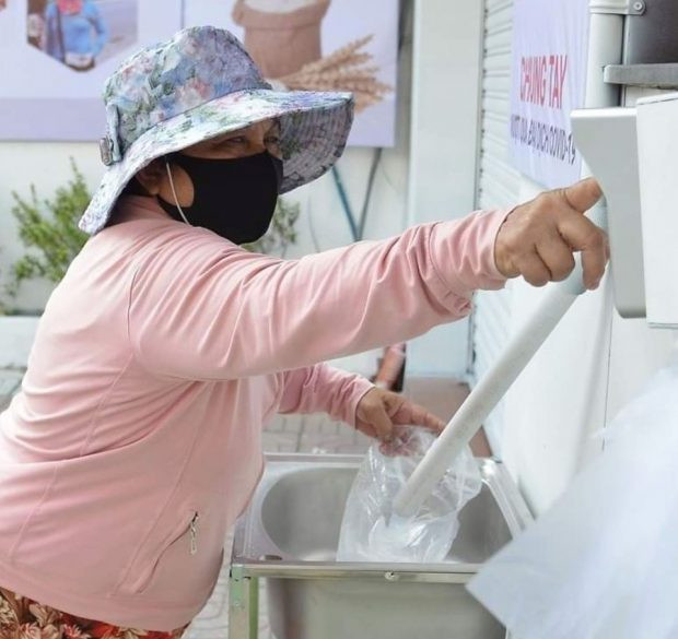 Tại Hà Nội, máy ATM gạo miễn phí đã mở từ 11/4 và dự kiến sẽ mở cho đến ngày 30/4, hoặc khi thành phố hết gạo quyên góp. Ảnh: Facebook Redfish.