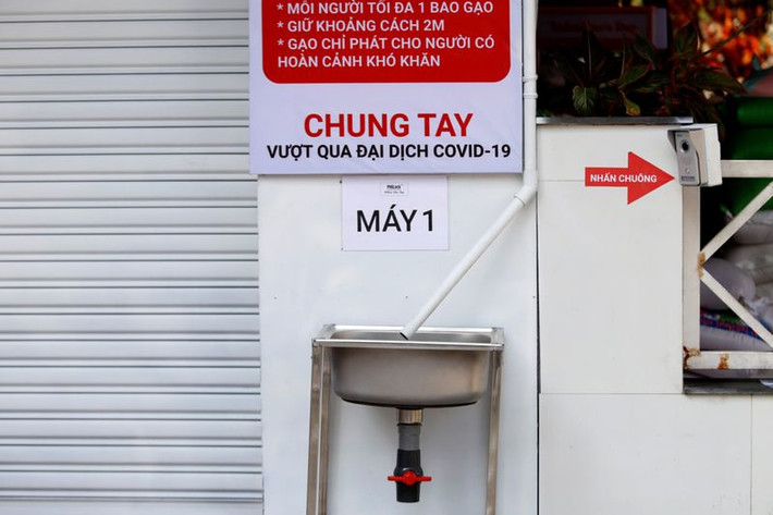 Cùng ngày, hãng tin tức CNN của Mỹ cũng đưa tin về ATM gạo ở Việt Nam. Ảnh: Reuters.