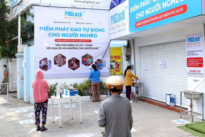 CNN tiết lộ, ở trung tâm thành phố Huế, một máy ATM gạo đặt tại một trường cao đẳng cung cấp 2 kg gạo miễn phí cho người dân địa phương. Ảnh: Reuters.