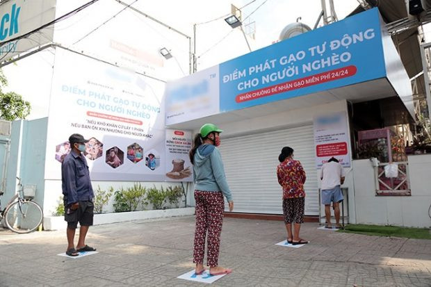 Cũng theo Reuters, từ 8 giờ sáng đến 5 giờ chiều, mọi người xếp hàng chờ đến lượt lấy gạo. Họ vẫn cách nhau 2 mét và sử dụng chất khử trùng tay trước khi đổ gạo. Ảnh: Facebook Redfish.