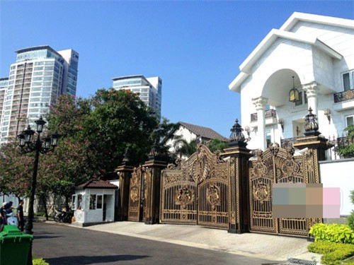 Tọa lạc tại vị trí đắc địa ở quận 2 (TP HCM), căn biệt thự của nhà chồng Tăng Thanh Hà nổi bật với vẻ ngoài lộng lẫy, 3 mặt tiền thoáng đãng.