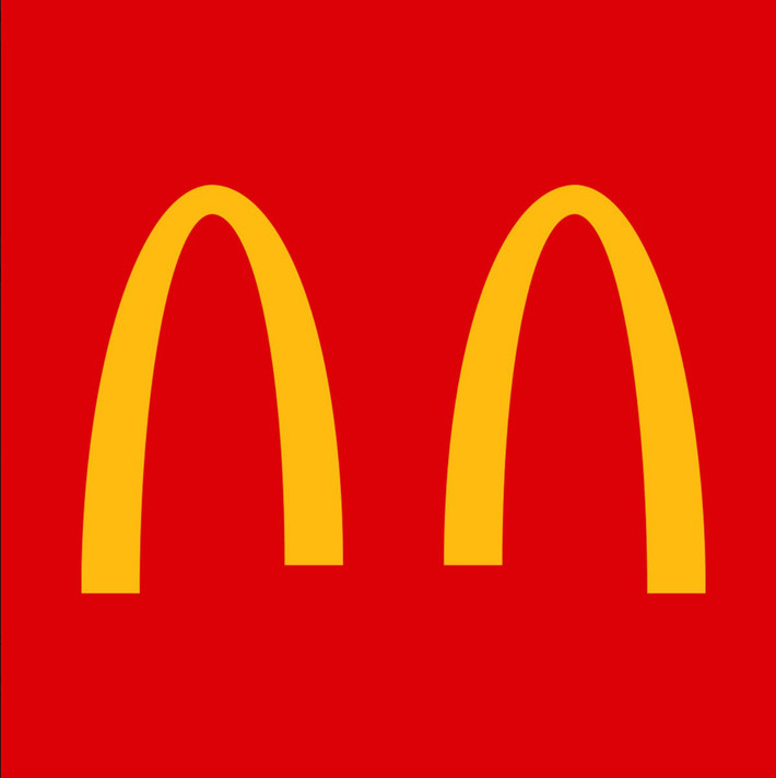 Logo hình chữ M của McDonald's cũng đã bị tách rời làm hai nửa. Đại diện McDonald's chia sẻ sự thay đổi này là nhằm nhắc nhở khách hàng về sự giãn cách xã hội trong mùa COVID-19.