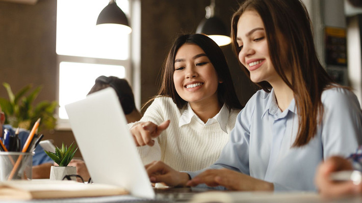 Nếu có kiến thức chuyên sâu trong một lĩnh vực nào đó kèm với nghiệp vụ sư phạm thì bạn hoàn toàn có thể kiếm tiền từ nhà bằng cách dạy học trực tuyến.