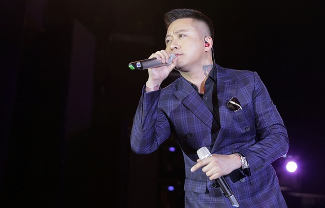Khi đã trở thành tên tuổi gạo cội, Tuấn Hưng càng đắt show hơn. Anh được mời làm giám khảo chương trình Giọng hát Việt mùa thứ 3 với mức cát-xê được đồn đoán ít nhất là vài trăm triệu đồng. Ảnh: Lao động.