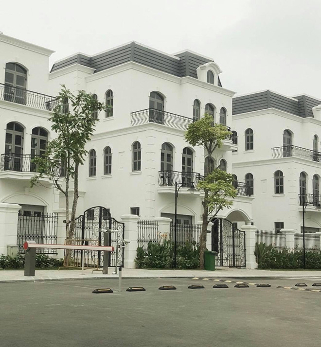 Giữa năm 2019, vợ chồng Ca sĩ Tuấn Hưng còn tậu căn biệt thự toạ lạc tại khu đô thị sang trọng bậc nhất Hà thành với tổng giá trị lên tới cả triệu USD. Ảnh: FBNV.