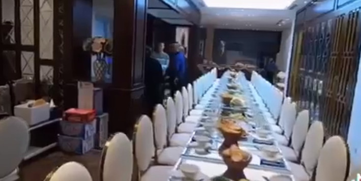 Bộ bàn ăn chứa được cả trăm người xếp thành hàng dài ngay ngắn ở ngay tầng 1 căn biệt thự khiến nhiều người choáng ngợp. Ảnh: Cắt video.