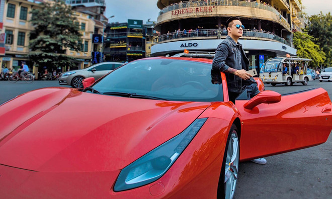 Nam ca sĩ sở hữu hàng loạt siêu xe như Ferrari 488 GTB màu đỏ giá 16 tỷ đồng, Range Rover Evoque (gần 8 tỉ đồng), Mercedes-Benz S400 (gần 4 tỉ đồng). Ảnh: FBNV.