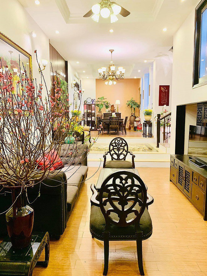 Nội thất ngôi nhà ở Việt Nam chủ yếu là màu nâu đen của gỗ.
