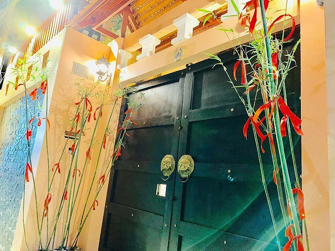 Ngoài ra, danh hài Thúy Nga còn có một một căn biệt thự trị giá khoảng gần 10 tỷ đồng nằm ngay mặt tiền ở quận 10, T.HCM.