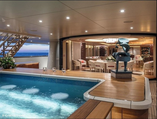 Bể bơi thiết kế ngay bên trong du thuyền. Nguồn ảnh: Yachtcharterfleet, Daily Mail.